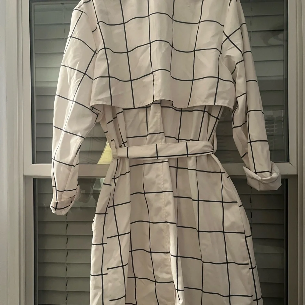 Trenchcoat - Picture 2 of 2